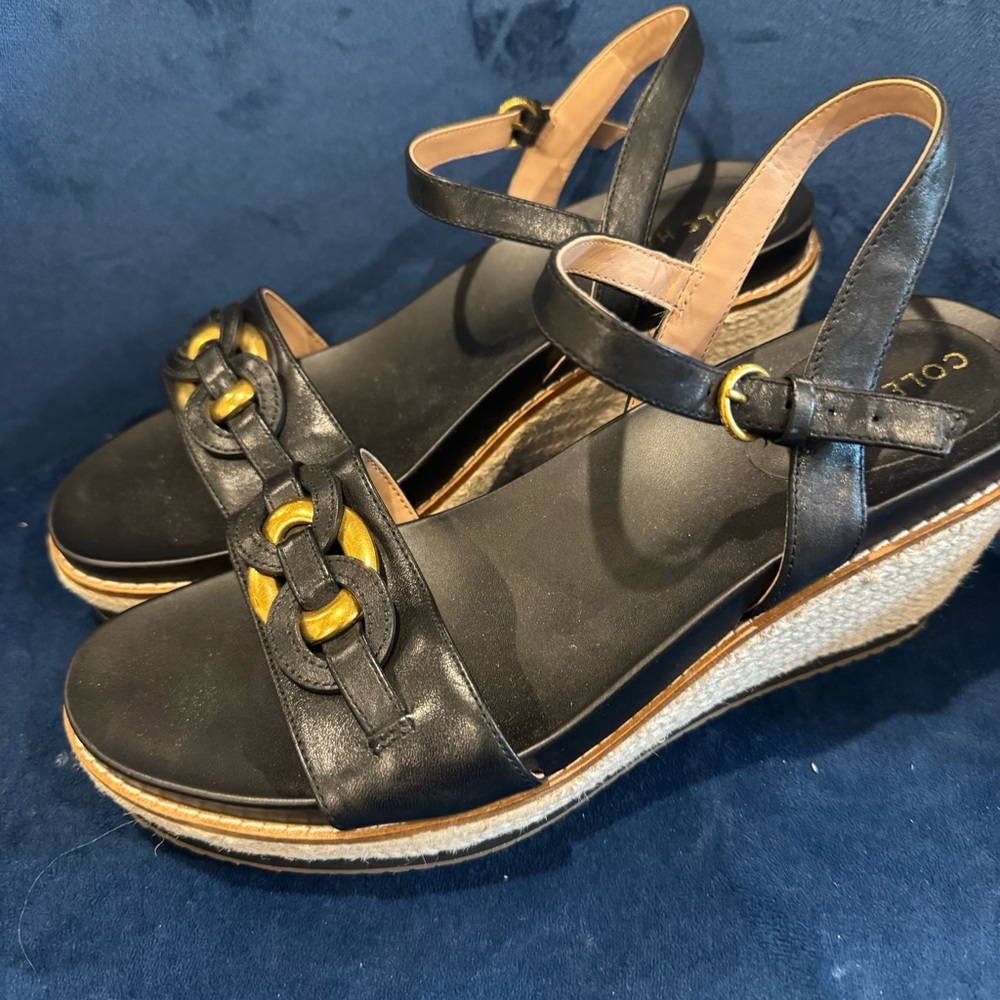 COLE HAAN
Cloudfeel Espadrille 75MM Platform Wedge Sandals
Black & Gold
Size 8.5
